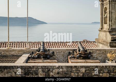 Alte Gusskanonen an den Mauern der Altstadt von Herceg Novi. Stockfoto