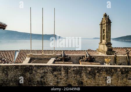 Alte Gusskanonen an den Mauern der Altstadt von Herceg Novi. Stockfoto