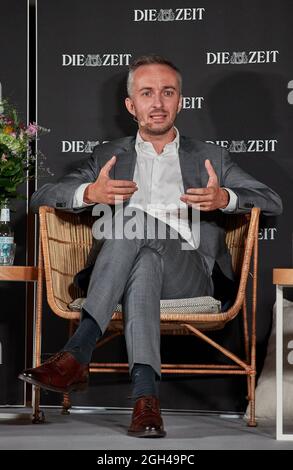 04. September 2021, Hamburg: Jan Böhmermann, Entertainer und Satiriker, spricht bei der Veranstaltung 'das Triell: Jan Böhmermann, Markus Lanz und Giovanni di Lorenzo über die Macht und Ohnmacht des politischen Journalismus' in der Michel (Hauptkirche Sankt Michaelis). Die lange Nacht der "Zeit", die Wochenzeitung "die Zeit", lud anlässlich ihres 75. Geburtstages zur Langen Nacht der "Zeit" 2021 ein. Auf zehn verschiedenen Veranstaltungen trafen sich Zeit-Autoren auf speziellen Bühnen - vor Ort und per Livestream - in ganz Hamburg mit Persönlichkeiten aus Wissenschaft und Kultur, Wirtschaft und Politik. Foto: Georg Wendt/dpa Stockfoto