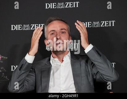 04. September 2021, Hamburg: Jan Böhmermann, Entertainer und Satiriker, spricht bei der Veranstaltung 'das Triell: Jan Böhmermann, Markus Lanz und Giovanni di Lorenzo über die Macht und Ohnmacht des politischen Journalismus' in der Michel (Hauptkirche Sankt Michaelis). Die lange Nacht der "Zeit", die Wochenzeitung "die Zeit", lud anlässlich ihres 75. Geburtstages zur Langen Nacht der "Zeit" 2021 ein. Auf zehn verschiedenen Veranstaltungen trafen sich Zeit-Autoren auf speziellen Bühnen - vor Ort und per Livestream - in ganz Hamburg mit Persönlichkeiten aus Wissenschaft und Kultur, Wirtschaft und Politik. Foto: Georg Wendt/dpa Stockfoto