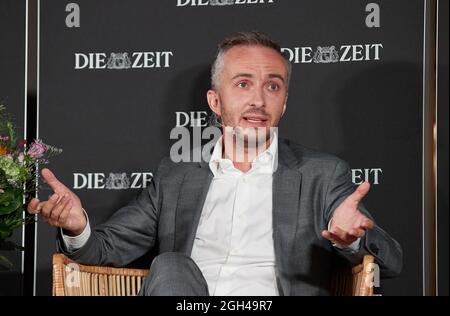 04. September 2021, Hamburg: Jan Böhmermann, Entertainer und Satiriker, spricht bei der Veranstaltung 'das Triell: Jan Böhmermann, Markus Lanz und Giovanni di Lorenzo über die Macht und Ohnmacht des politischen Journalismus' in der Michel (Hauptkirche Sankt Michaelis). Die lange Nacht der "Zeit", die Wochenzeitung "die Zeit", lud anlässlich ihres 75. Geburtstages zur Langen Nacht der "Zeit" 2021 ein. Auf zehn verschiedenen Veranstaltungen trafen sich Zeit-Autoren auf speziellen Bühnen - vor Ort und per Livestream - in ganz Hamburg mit Persönlichkeiten aus Wissenschaft und Kultur, Wirtschaft und Politik. Foto: Georg Wendt/dpa Stockfoto