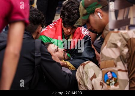 Brüssel, Belgien - 18. August. 2021. Einige hundert Menschen versammelten sich vor dem Hauptquartier der Europäischen Kommission, um gegen die aktuelle Situation in Afghanistan zu protestieren. Stockfoto