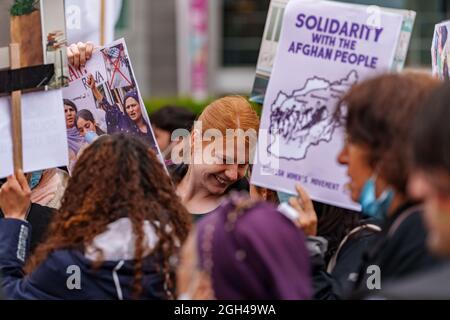 Brüssel, Belgien - 18. August. 2021. Einige hundert Menschen versammelten sich vor dem Hauptquartier der Europäischen Kommission, um gegen die aktuelle Situation in Afghanistan zu protestieren. Stockfoto