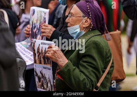 Brüssel, Belgien - 18. August. 2021. Einige hundert Menschen versammelten sich vor dem Hauptquartier der Europäischen Kommission, um gegen die aktuelle Situation in Afghanistan zu protestieren. Stockfoto