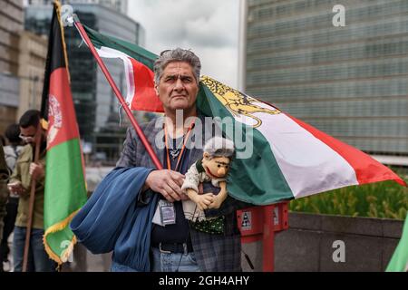 Brüssel, Belgien - 18. August. 2021. Einige hundert Menschen versammelten sich vor dem Hauptquartier der Europäischen Kommission, um gegen die aktuelle Situation in Afghanistan zu protestieren. Stockfoto