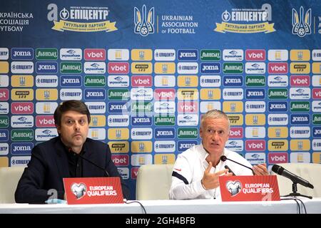Nicht exklusiv: KIEW, UKRAINE - 3. SEPTEMBER 2021 - Cheftrainer von Frankreich Didier Deschamps (R) nimmt an einer Pressekonferenz im Vorfeld der FIFA Fußball-Weltmeisterschaft QAT Teil Stockfoto