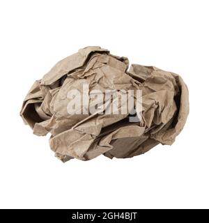 Zerknitterte braune Papierkugel auf weißem Hintergrund, faltiges Kraftpapier Stockfoto