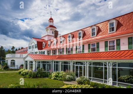 Blick auf die wunderschöne Holzfassade des Tadoussac Hotels (Quebec, Kanada). Diese weiße Fassade und das rote Dach machten ihn zu einem der berühmtesten Hotels in Q Stockfoto