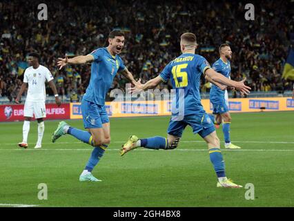 Nicht exklusiv: KIEW, UKRAINE - 4. SEPTEMBER 2021 - der Stürmer Roman Yaremchuk (L) und der Mittelfeldspieler Viktor Tsygankov (R) aus der Ukraine reagieren auf Mittelfeldspieler Myko Stockfoto