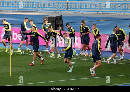 Nicht exklusiv: KIEW, UKRAINE - 3. SEPTEMBER 2021 - Spieler der Ukraine machen Übungen während einer offenen Trainingseinheit im NSC Olimpiyskiy vor der Stockfoto