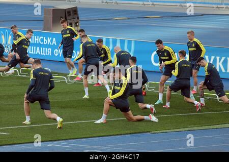 Nicht exklusiv: KIEW, UKRAINE - 3. SEPTEMBER 2021 - Spieler der Ukraine machen Übungen während einer offenen Trainingseinheit im NSC Olimpiyskiy vor der Stockfoto