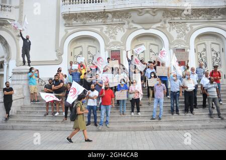 Nicht exklusiv: TUNESIENS STADT, TUNESIEN - 4. SEPTEMBER: Demonstranten nehmen an einer Demonstration gegen den Besuch der amerikanischen Delegation und des ITS Teil Stockfoto