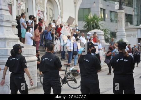 Non Exclusive: TUNISIA CITY, TUNESIEN - 4. SEPTEMBER: Polizeiwache während einer Demonstration gegen den Besuch der amerikanischen Delegation und ihre Interfe Stockfoto