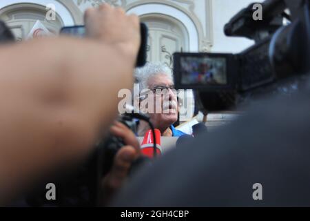 Non Exclusive: TUNISIA CITY, TUNESIEN - 4. SEPTEMBER: Die tunesische Labour-Parteiführerin Hamma Hammami wird während einer Demonstration gegen die Vis interviewt Stockfoto