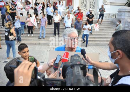 Non Exclusive: TUNISIA CITY, TUNESIEN - 4. SEPTEMBER: Die tunesische Labour-Parteiführerin Hamma Hammami wird während einer Demonstration gegen die Vis interviewt Stockfoto