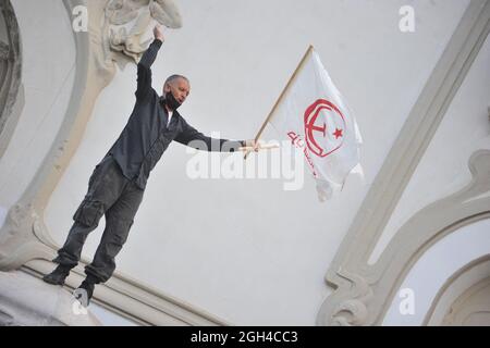 Nicht exklusiv: TUNESIEN, TUNESIEN - 4. SEPTEMBER: Ein Mann hält eine Flagge, während er an einer Demonstration gegen den Besuch des Amerikaners deleg teilnimmt Stockfoto