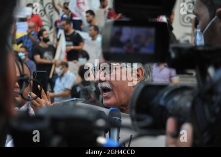 Non Exclusive: TUNISIA CITY, TUNESIEN - 4. SEPTEMBER: Die tunesische Labour-Parteiführerin Hamma Hammami wird während einer Demonstration gegen die Vis interviewt Stockfoto