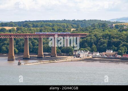 South Queensferry und die Forth Rail Bridge während der Ferry Fair, Queensferry, Edinburgh, Schottland, Großbritannien Stockfoto