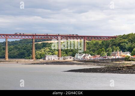 South Queensferry und die Forth Rail Bridge während der Ferry Fair, Queensferry, Edinburgh, Schottland, Großbritannien Stockfoto