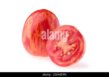 Frische ganze und eine Hälfte Tomaten Trentons Tiger isoliert auf weißem Hintergrund Stockfoto