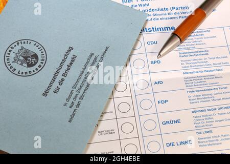 Symbolbild der Briefwahl (Deutschland): Stimmzettel und Briefumschlag für die Bundestagswahl am 26. September 2021 Stockfoto