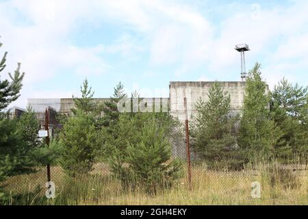 Zarnowiec, Polen. Juli 2021. Die Ruinen von Polens einziges Kernkraftwerk. Das in kommunistischen Zeiten begonnene Projekt wurde nach der Tschernobyl-Katastrophe aufgrund von Protesten aufgegeben. Der geplante Eintritt Polens in die Kernenergie Mitte der 2030er Jahre beunruhigt Deutschland. Quelle: Doris Heimann/dpa/Alamy Live News Stockfoto