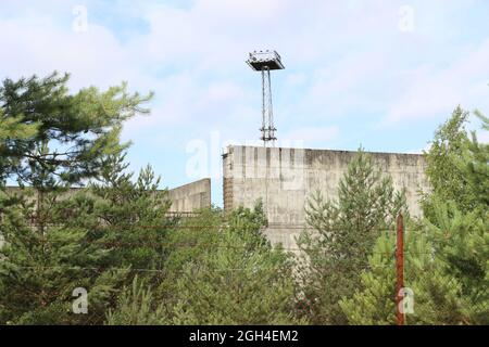Zarnowiec, Polen. Juli 2021. Die Ruinen von Polens einziges Kernkraftwerk. Das in kommunistischen Zeiten begonnene Projekt wurde nach der Tschernobyl-Katastrophe aufgrund von Protesten aufgegeben. Der geplante Eintritt Polens in die Kernenergie Mitte der 2030er Jahre beunruhigt Deutschland. Quelle: Doris Heimann/dpa/Alamy Live News Stockfoto