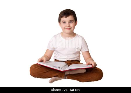 Ein süßer Brünette Junge mit einem großen offenen Buch Stockfoto