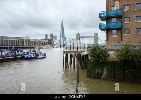 Blick auf London vom Themse Path am St. Katherine Way Wapping England Stockfoto