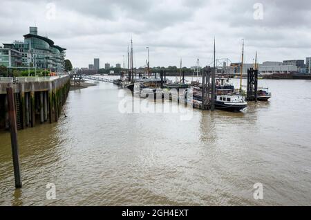 Blick auf London vom Themse Path am St. Katherine Way Wapping England Stockfoto