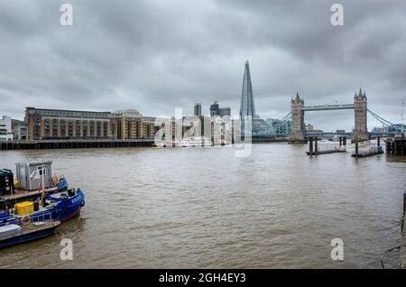 Blick auf London vom Themse Path am St. Katherine Way Wapping England Stockfoto