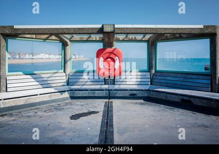 Bank und Aussichtspunkt am Pier bei Deal in Kent England Stockfoto