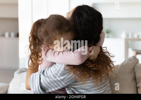 Liebevolles kleines Kind Mädchen kuscheln liebevolle Mutter. Stockfoto
