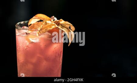 Alkoholisches Getränk, bestehend aus einem Alkohol oder mehreren Spirituosen mit anderen Zutaten gemischt. Fruchtsaft. Limonade. Die Rosa Dame. Edel von einem Cocktail als t Stockfoto