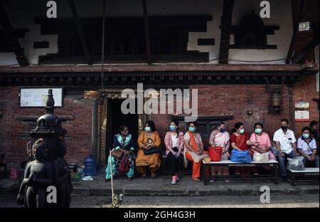 Kathmandu, Bagmati, Nepal. September 2021. Buddhistische Anhänger warten auf Menschen, die während des Pancha Dan-Festivals in Kathmandu, Nepal, am 5. September 2021 Opfergaben verteilen. Pancha Dan, das Fest der fünf Sommergeschenke, wird von den Buddhisten beobachtet, indem sie fünf Elemente wie Weizenkörner, Reiskörner, Salz, Geld und Obst verschenken. (Bild: © Sunil Sharma/ZUMA Press Wire) Stockfoto