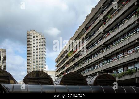 Ansichten der brutalistischen Architektur des Barbican Centre in London EC2 England Großbritannien Stockfoto