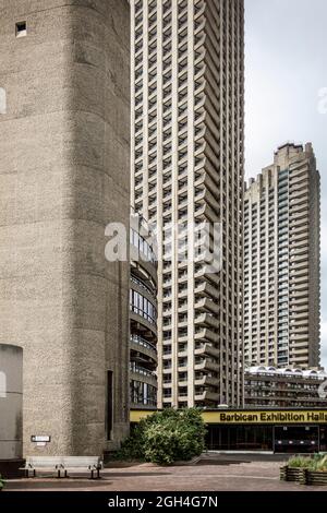 Ansichten der brutalistischen Architektur des Barbican Centre in London EC2 England Großbritannien Stockfoto