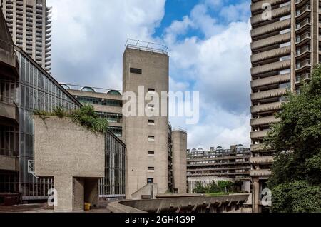 Ansichten der brutalistischen Architektur des Barbican Centre in London EC2 England Großbritannien Stockfoto