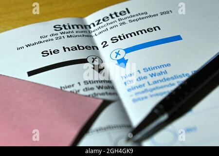 Hair, Deutschland. September 2021. Thema Bild Postwahl Bundestagswahl 2021. Abstimmungszettel, auszufüllender Abstimmungszettel, Ticken der ersten und zweiten Stimme, Stimmen, Wahlstimmen. Kredit: dpa/Alamy Live Nachrichten Stockfoto