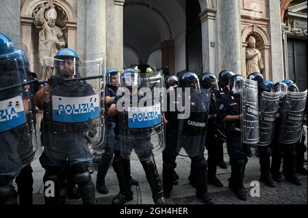 Mailand, Italien - 5. September 2021: Italienische Polizeibeamte in voller Krawallausrüstung während eines Protestes gegen den obligatorischen Gesundheitsausweis Stockfoto