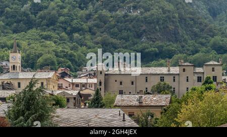 Panoramablick auf das historische Zentrum von Issogne, Aostatal, Italien, wo sich das Schloss befindet Stockfoto