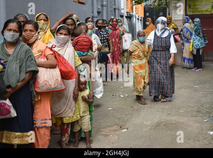 Kalkutta, Indien. September 2021. Nach dem Gebet zum Todestag von Mutter Teresa in Kalkutta stehen die Menschen in der Schlange, um kostenlose Snacks und Tee zu sammeln. (Foto von Sudipta das/Pacific Press) Quelle: Pacific Press Media Production Corp./Alamy Live News Stockfoto