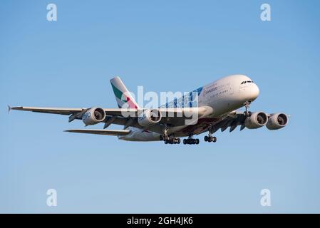 Emirates Airbus A380-Flugzeug A6-EVH landet am Flughafen London Heathrow, Großbritannien, mit Werbung für die Dubai UAE Expo 2020. Flagge Fluggesellschaft der Vereinigten Arabischen Emirate Stockfoto