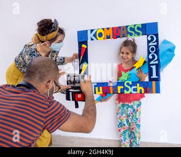 Eltern fotografieren Mädchen erhalten traditionelle deutsche Schule Kegel am ersten Tag der Schule, Kompass International School, Kairo, Ägypten Stockfoto