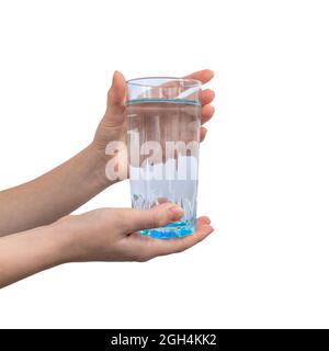 Weibliche Hände halten Glas Wasser isoliert auf einem weißen Hintergrund Foto Stockfoto