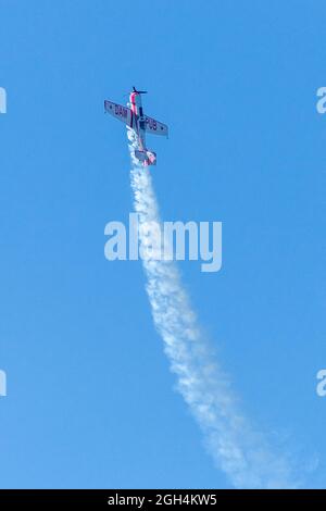 Flug mit Gord Price Yak-50 oder Dam Pub während der Canadian International Air Show (CIAS) in Toronto, Kanada Stockfoto