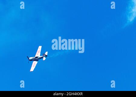 Flug mit Gord Price Yak-50 oder Dam Pub während der Canadian International Air Show (CIAS) in Toronto, Kanada Stockfoto