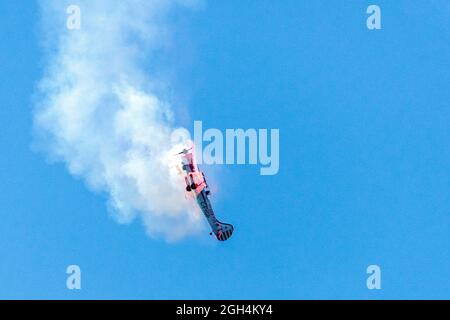 Flug mit Gord Price Yak-50 oder Dam Pub während der Canadian International Air Show (CIAS) in Toronto, Kanada Stockfoto