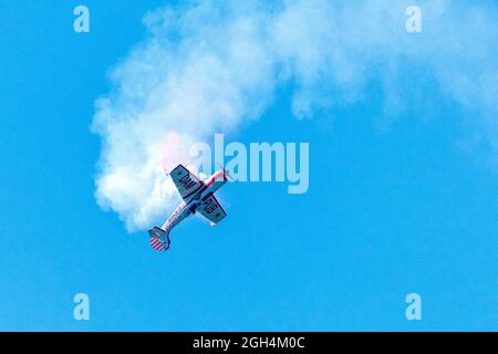 Flug mit Gord Price Yak-50 oder Dam Pub während der Canadian International Air Show (CIAS) in Toronto, Kanada Stockfoto