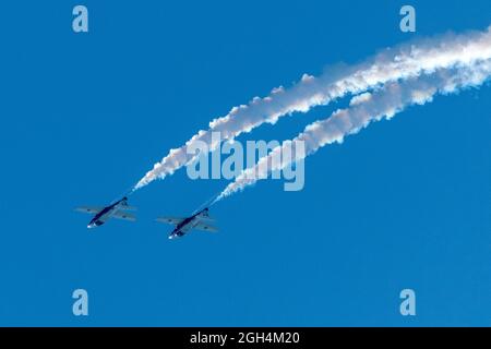 Flugzeuge der Canadian Forces (CF) Snowbirds, 431 Air Demonstration Squadron fliegen in Formation während der Canadian International Air Show (CIAS) Stockfoto